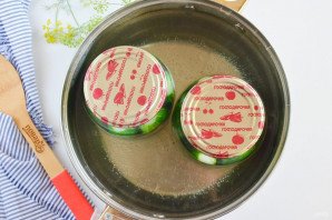 Маринованные огурцы в литровых банках