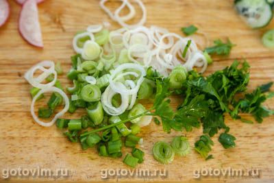 Салат из редиса, огурца и козьего сыра