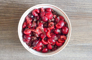 Шоколадные вареники с вишней