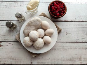 Салат с курицей и брусникой