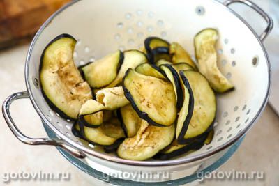 Баклажаны и перцами, обжаренные на сковороде в горчично-медовом соусе