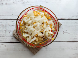 Овощной салат с копченой рыбой