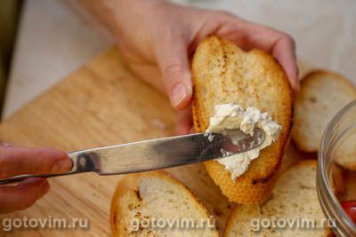 Брускетта с творожным сыром, помидорами черри и базиликом