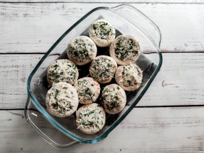 Шампиньоны фаршированные брынзой