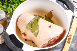 Свиная рулька в вине