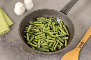 Стручковая фасоль со шпинатом