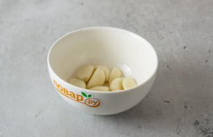 Маринованный чеснок с крыжовником