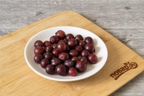 Компот из крыжовника с малиной