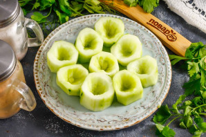 Жареные огурцы с яйцами