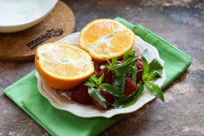 Компот из клубники с мятой и апельсином