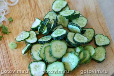 Салат из редиса, огурца и козьего сыра