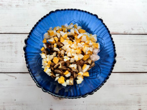 Салат с курицей и брусникой