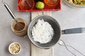 Салат с рисовой лапшой и овощами