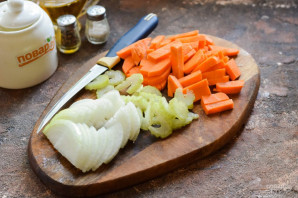 Куриная печень с сельдереем