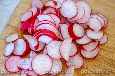 Салат из редиса, огурца и козьего сыра