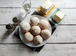 Шампиньоны фаршированные брынзой