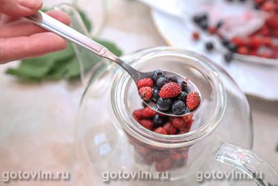Ягодный чай с земляникой и черникой