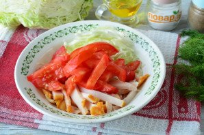 Салат с капустой, ветчиной и сухариками