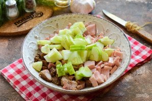 Салат с говядиной и ветчиной