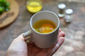 Салат с лососем и яйцом пашот