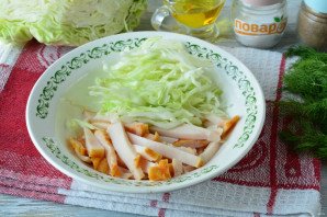 Салат с капустой, ветчиной и сухариками