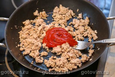 Горячие булочки, фаршированные мясным фаршем и сыром