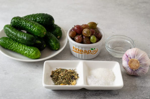 Маринованные огурцы с крыжовником