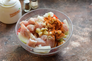 Индейка с баклажанами и помидорами в духовке