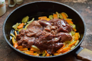 Куриная печень с сельдереем