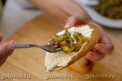 Брускетта с запеченным перцем и творожным сыром