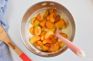 Шарлотка с абрикосами