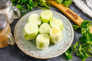 Жареные огурцы с яйцами