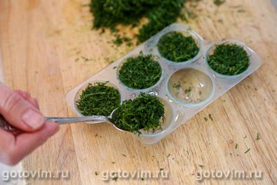 Замороженный укроп в формочках для льда