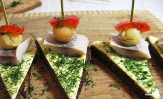 Закуска из черного хлеба с сельдью Закуска из черного хлеба с сельдью