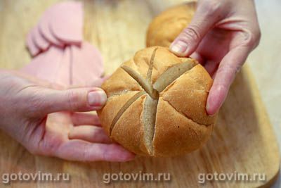 Горячие булочки, фаршированные колбасой, помидорами и сыром моцарелла