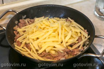 Куриные желудки, тушенные с картофелем и капустой