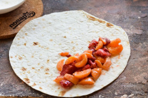 Пирог с абрикосами и клубникой в лаваше