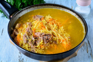 Вермишель с тушенкой на сковороде