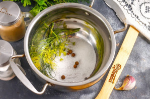 Крыжовник маринованный с чесноком