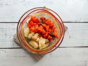 Овощной салат с копченой рыбой