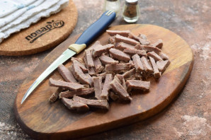 Салат с авокадо и языком