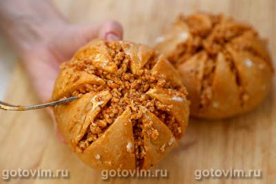 Горячие булочки, фаршированные мясным фаршем и сыром