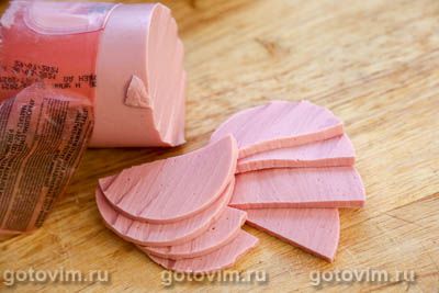 Горячие булочки, фаршированные колбасой, помидорами и сыром моцарелла