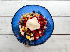 Салат с курицей и брусникой