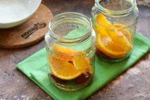 Компот из клубники с мятой и апельсином