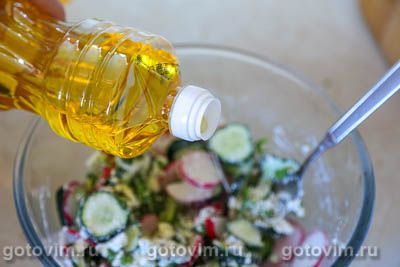 Салат из редиса, огурца и козьего сыра