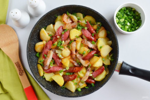 Жареная картошка с охотничьими колбасками
