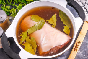 Свиная рулька в вине