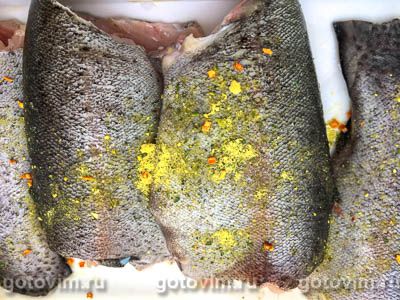 Форель с помидорами и кабачками, запеченная в кулинарном рукаве