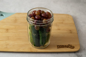 Маринованные огурцы с крыжовником